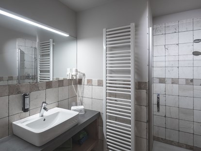 Familienhotel - Preisniveau: exklusiv - Badezimmer mit Dusche - Garberhof Dolomit Family