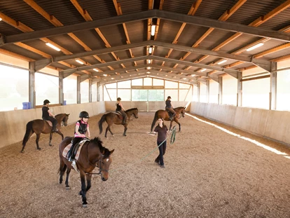 Familienhotel - Reitkurse - Ostsee - Eigenen Reithalle direkt am Hof - Bauer Martin | Ostsee Ferienhof Bendfeldt