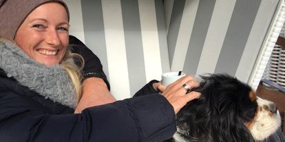 Familienhotel - Deutschland - Hofhund Snoopy kommt immermal mit in einen Strandkorb - Bauer Martin | Ostsee Ferienhof Bendfeldt