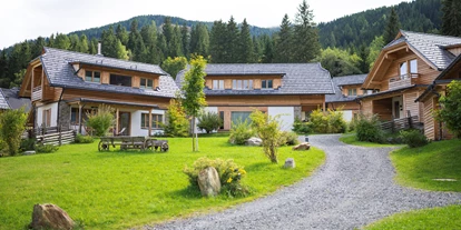 Familienhotel - Umgebungsschwerpunkt: Berg - Aich (Feldkirchen in Kärnten) - Außenansicht Sommer  - Trattlers Hof-Chalets