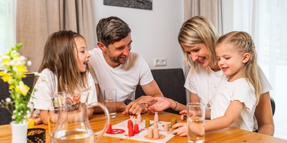 Familienhotel - Teenager-Programm - Unterrain (Feldkirchen in Kärnten) - Gemeinsame Zeit als Familie in den Hof-Chalets - Trattlers Hof-Chalets