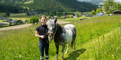 Familienhotel - Pools: Innenpool - Assach - Pony führen - Wohlfühlresort & Feriengut Martinerhof