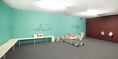 Familienhotel - Einzelzimmer mit Kinderbett - Frutigen - Kinderspielzimmer - Frutigresort Berner Oberland