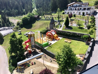 Familienhotel - Award-Gewinner - Tirol - Unsere 1000m² Erlebniswelt im freien! Mit XXX-Sandkasten, Trampolin, Hüpfburg, Kletterparcour, Hasen und Meerschweinchen - Baby- & Kinderhotel Laurentius