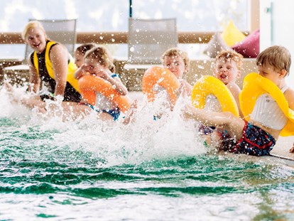 Familienhotel - Pools: Außenpool beheizt - Nauders - Schwimmkurse finden jede Woche statt - Baby- & Kinderhotel Laurentius