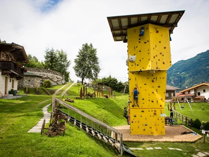 Familienhotel - Kinderwagenverleih - Schlitters - 8m Kletterturm im 20.000m² Abenteuerpark - Alpin Family Resort Seetal