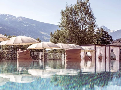 Familienhotel - Umgebungsschwerpunkt: Berg - Schlitters - Beheizter Infinity Outdoorpool - das ganze Jahr geöffnet - Alpin Family Resort Seetal