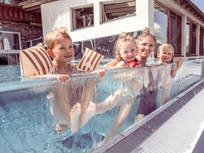 Familienhotel - Pools: Innenpool - Medraz - 32Grad Infinity Outdoorpool - Alpin Family Resort Seetal