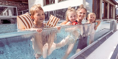 Familienhotel - Pools: Innenpool - 32Grad Infinity Outdoorpool - Alpin Family Resort Seetal