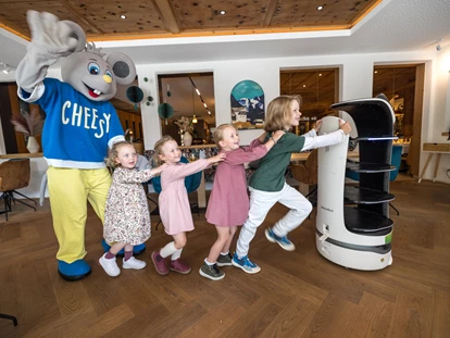 Familienhotel - Skilift - Schlitters - Highlight im Restaurant: unser Service Roboter Cheesy CAT  - Alpin Family Resort Seetal