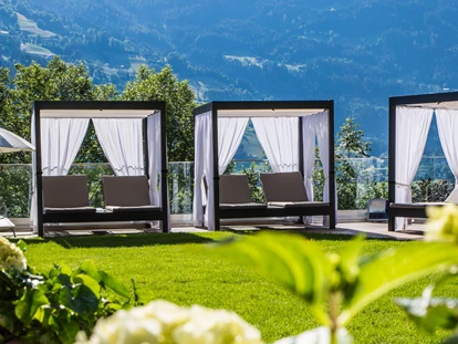 Familienhotel - Pools: Innenpool - Medraz - Day Beds zum Familien kuscheln - Alpin Family Resort Seetal