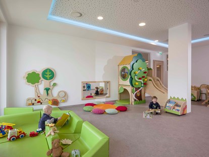 Familienhotel - Schwimmkurse im Hotel - BABYCLUB mit Babybetreuung - Alpin Family Resort Seetal