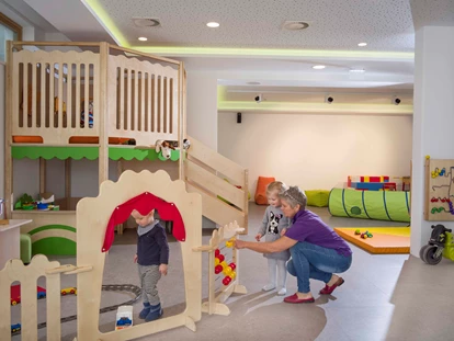 Familienhotel - Pools: Innenpool - Medraz - 400m² Kinderclub mit noch mehr Betreuungszeiten - Alpin Family Resort Seetal