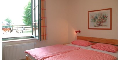 Familienhotel - Einzelzimmer mit Kinderbett - Güstrow - Wohnbeispiel Schlafzimmer - Bernsteinland Hirschburg