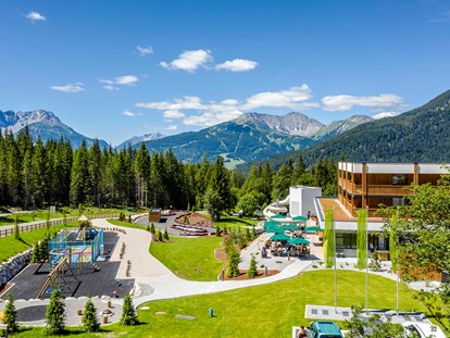 Familienhotel - Pools: Außenpool beheizt - Seefeld in Tirol - Garten - Zugspitz Resort 4*S