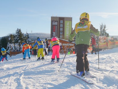 Familienhotel - Skikurs direkt beim Hotel - Deutschland - YOKI AHORN Kinder Skischule - AHORN Hotel Am Fichtelberg