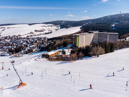 Familienhotel - Skikurs direkt beim Hotel - Schöneck/Vogtland - Vom Hotel direkt auf die Piste - AHORN Hotel Am Fichtelberg