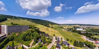 Familienhotel - Umgebungsschwerpunkt: Berg - PLZ 08261 (Deutschland) - Sommeransicht Fichtelberg - AHORN Hotel Am Fichtelberg
