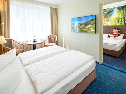 Familienhotel - Umgebungsschwerpunkt: Stadt - Sachsen - Familienzimmer mit Durchgangstür - AHORN Hotel Am Fichtelberg
