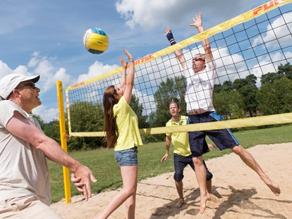 Familienhotel - Suiten mit extra Kinderzimmer - Brandenburg - Beachvolleyball auf dem großen Hotelgelände - AHORN Seehotel Templin