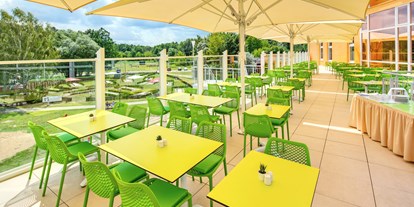 Familienhotel - Teenager-Programm - PLZ 17255 (Deutschland) - Halbpensionsrestaurant Sommerterrasse - AHORN Seehotel Templin