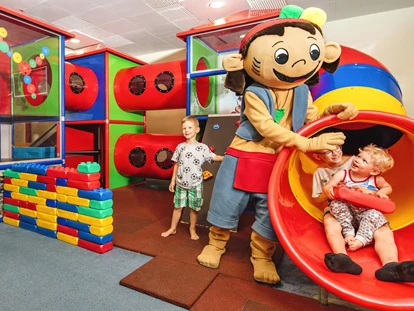 Familienhotel - Kletterwand - Brandenburg - YOKI AHORN Kinderspielwelt innen - AHORN Seehotel Templin