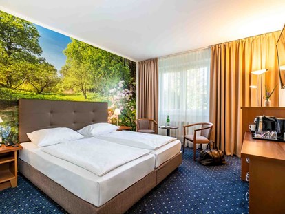 Familienhotel - Pools: Innenpool - Wesenberg (Mecklenburgische Seenplatte) - Suite Schlafbereich - AHORN Seehotel Templin