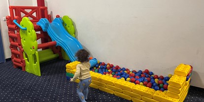 Familienhotel - Hallenbad - Brandenburg - Kinderspielraum: Rutsche für kleine Kinder - AHORN Seehotel Templin