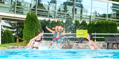 Familienhotel - Pools: Innenpool - Deutschland - Spaß mit YOKI AHORN im Außen-Pool - AHORN Waldhotel Altenberg