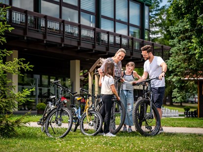 Familienhotel - Pools: Innenpool - Fahrradtour mit der Familie - AHORN Waldhotel Altenberg