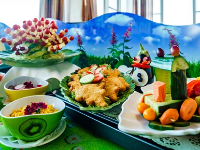 Familienhotel - Pools: Innenpool - Thüringen - YOKI AHORN Kinderbuffet - AHORN Berghotel Friedrichroda