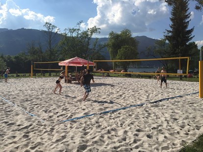 Familienhotel - Pools: Innenpool - Beach Volleyball im Sommer - Familien- und Sportresort Alpenblick