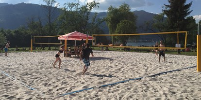 Familienhotel - Pools: Außenpool beheizt - Königsleiten - Beach Volleyball im Sommer - Familien- und Sportresort Alpenblick