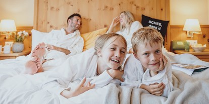 Familienhotel - Pools: Innenpool - Kössen - Sportresort Alpenblick Kinderspass Familienfreuden Familienzimmer - Familien- und Sportresort Alpenblick