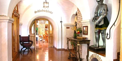 Familienhotel - Umgebungsschwerpunkt: am Land - Straßerberg - Echte Ritter im Schloss Thannegg - Schloss Thannegg Ferienwohnung und Zimmer