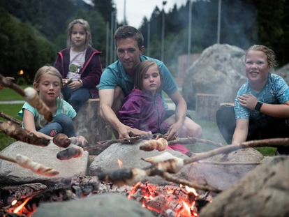 Familienhotel - Umgebungsschwerpunkt: Berg - Trentino-Südtirol - Stockbrot backen - Feuerstein Nature Family Resort