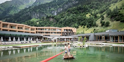 Familienhotel - Schwimmkurse im Hotel - PLZ 6458 (Österreich) - Das Feuerstein Nature Family Resort mit dem Piratenboot - Feuerstein Nature Family Resort
