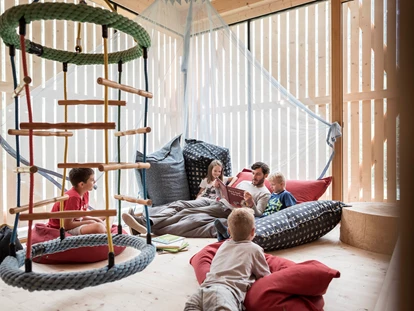 Familienhotel - Suiten mit extra Kinderzimmer - Oberbozen - Ritten - Kinderbetreuung in der Spielescheune - Feuerstein Nature Family Resort