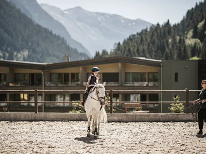 Familienhotel - Ausritte mit Pferden - Italien - Reitstunden für Anfänger und Fortgeschrittene - Feuerstein Nature Family Resort