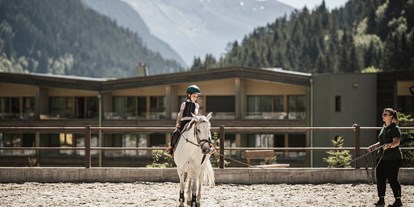 Familienhotel - Südtirol - Reitstunden für Anfänger und Fortgeschrittene - Feuerstein Nature Family Resort