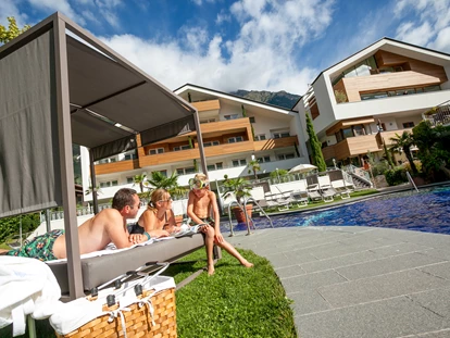 Familienhotel - ausschließlich Familien im Hotel - Dimaro - Beheizter Außenpool mit 50m Rutsche - Familien-Wellness Residence Tyrol