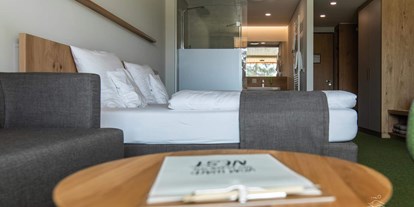 Familienhotel - Umgebungsschwerpunkt: See - Das Doppelzimmer Deluxe mit Badezimmer, Schreibtisch, Sitzecke und Kingsizebett - Waldstrand-Hotel Großschönau