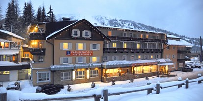 Familienhotel - Skikurs direkt beim Hotel - Töbring - Außenansicht des Familienhotels - Familienhotel Hinteregger