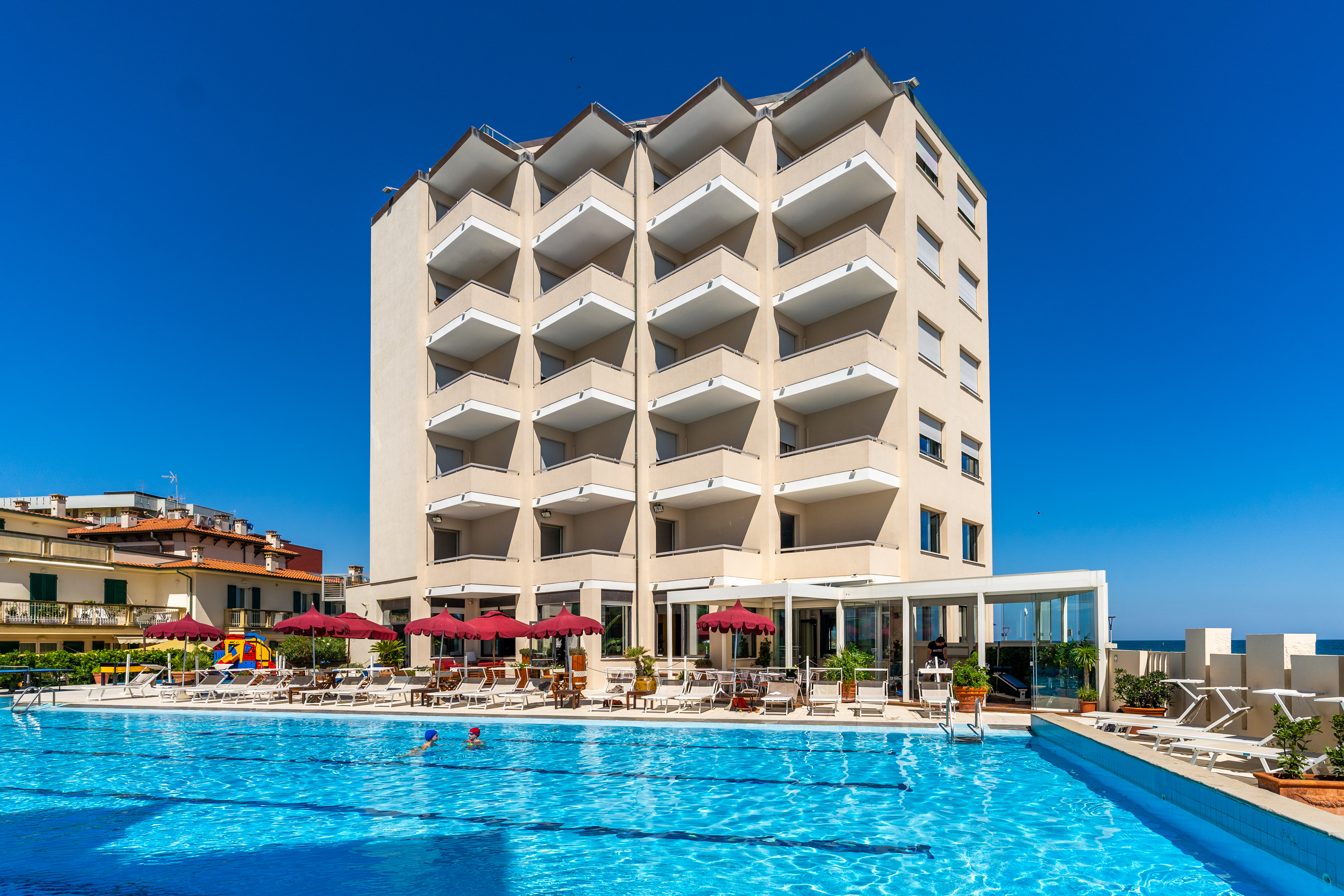 Kinderhotel - Pool des Hotels, mit Sonnenschirmen und Liegen  - UNA Hotel Imperial Sport