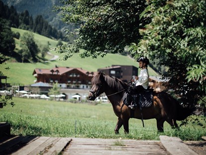 Familienhotel - Ausritte mit Pferden - Familien Natur Resort Moar Gut*****
