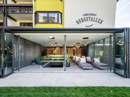 Familienhotel - Suiten mit extra Kinderzimmer - Töbring - Vitalgarten mit Gartenblick - Familiengut Hotel Burgstaller