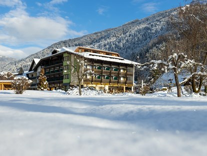 Familienhotel - Umgebungsschwerpunkt: See - Höhe - Winteransicht - Familiengut Hotel Burgstaller