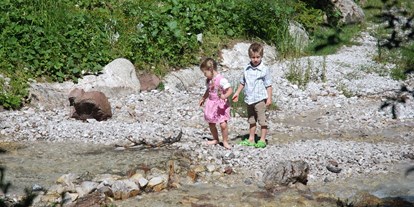 Familienhotel - Pools: Außenpool nicht beheizt - Trentino-Südtirol - Kinder spielen am Bach - Caravan Park Sexten
