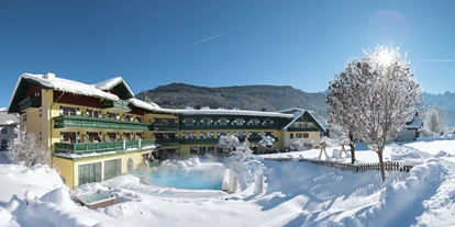 Familienhotel - Skikurs direkt beim Hotel - Straßerberg - Außenansicht Winter im Familienhotel Sommerhof - Familienhotel Sommerhof
