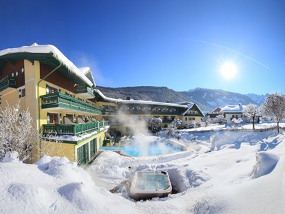 Familienhotel - Skikurs direkt beim Hotel - Löbenau - Außenansicht Winter im Familienhotel Sommerhof - Familienhotel Sommerhof
